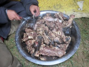 Plates, utensils other than knives, and napkins are not necessary! Generally, several blades are placed in the serving dish for people to share in order to cut off desired pieces of meat.